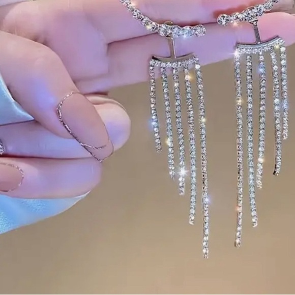 Beautiful Sparkling Earrings - Picture 2 of 2